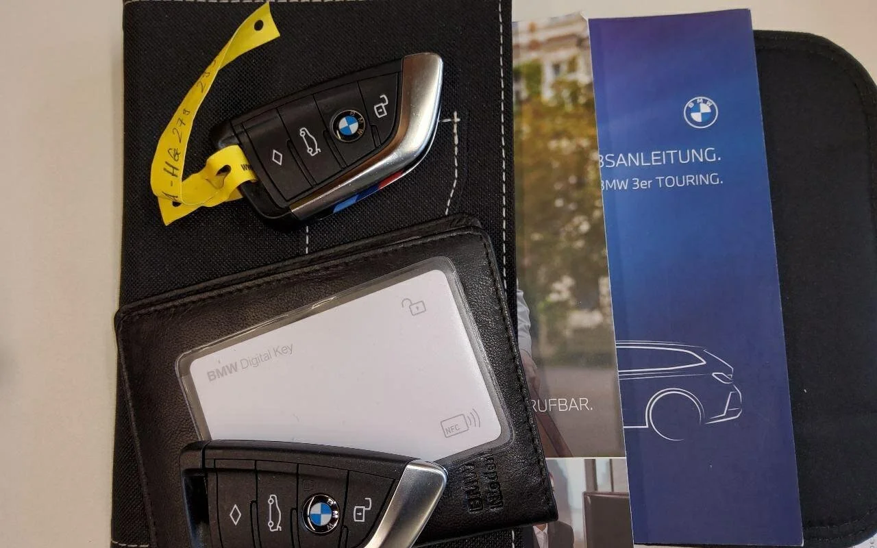 BMW 3 Series Touring 330d - Hybrid - Automatic - 286 hp - 35.878 km