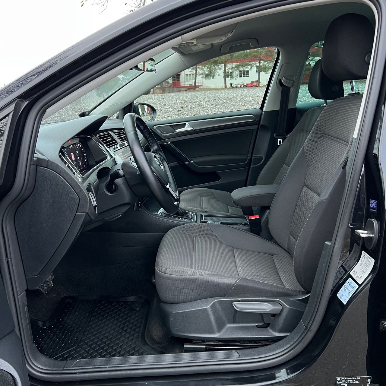 2017 Volkswagen e-Golf 35 kWh
