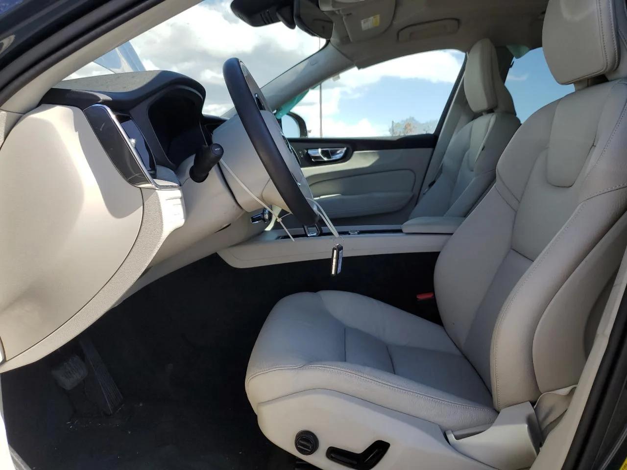 2024 VOLVO XC60 PLUS