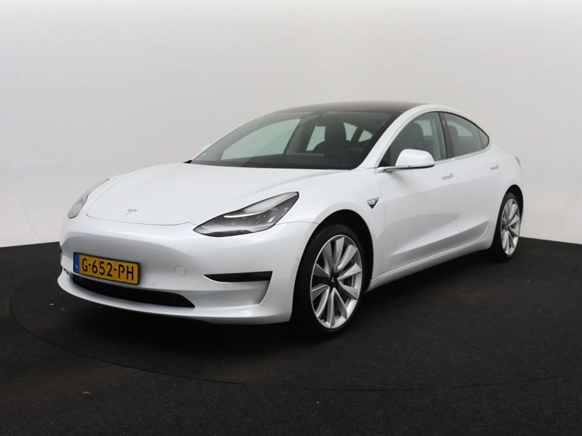 Tesla Model 3 60 kWh - Electric - Automatic - 238 hp - 120.704 km