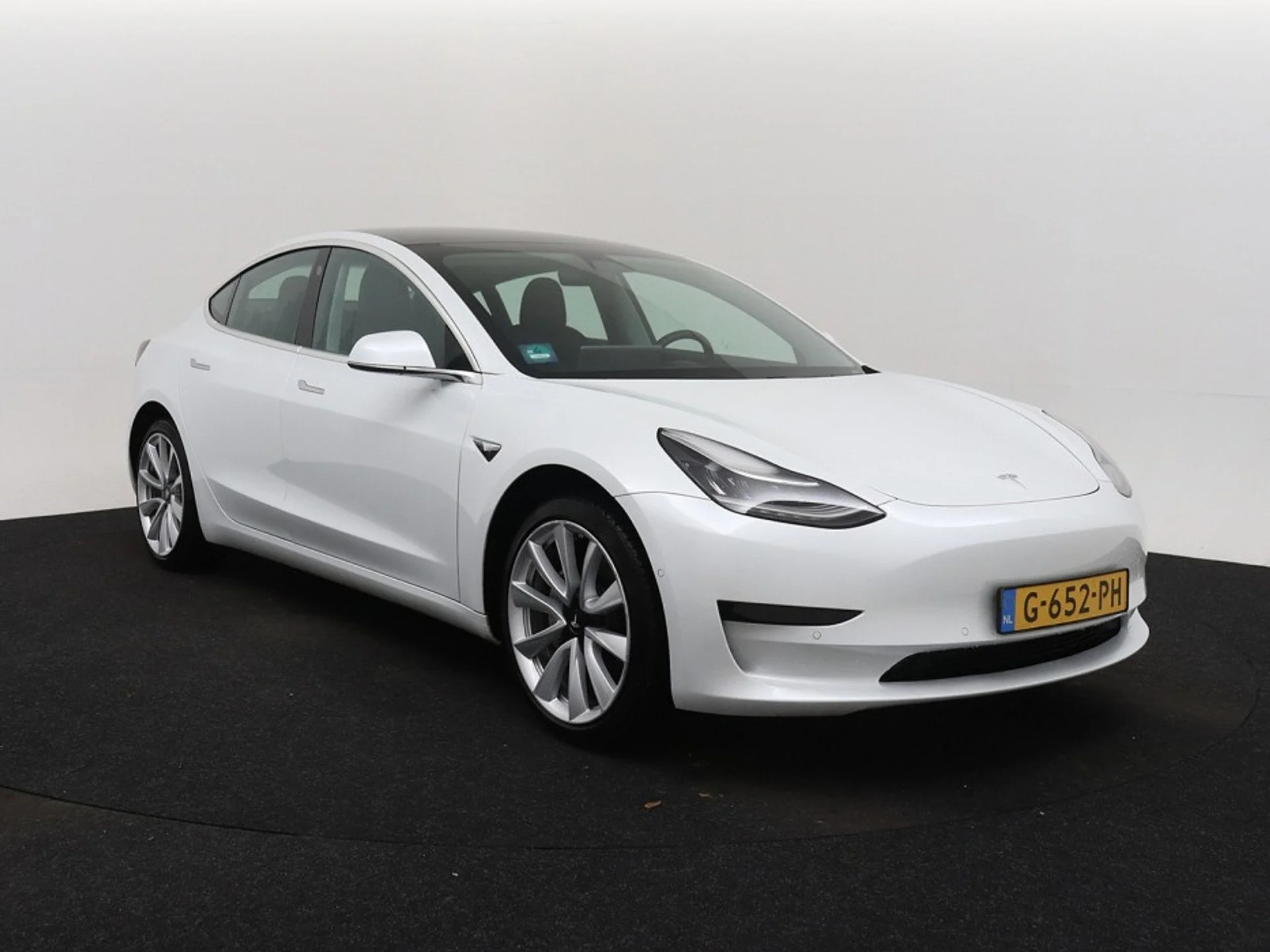 Tesla Model 3 60 kWh - Electric - Automatic - 238 hp - 120.704 km