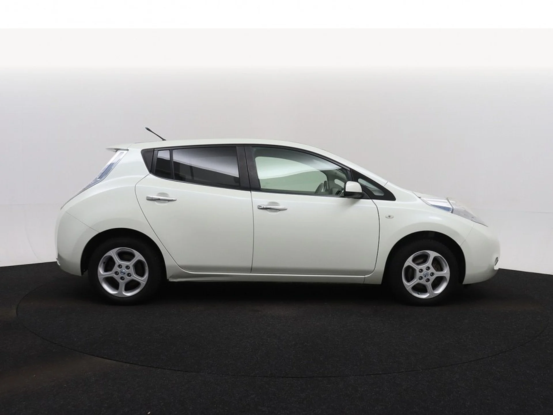 Nissan Leaf 24 kWh - Electric - Automatic - 109 hp - 100.106 km