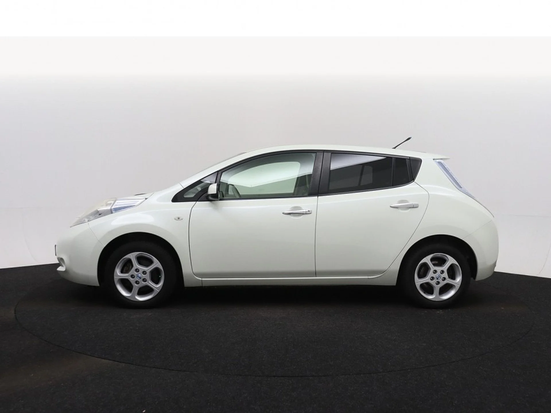 Nissan Leaf 24 kWh - Electric - Automatic - 109 hp - 100.106 km