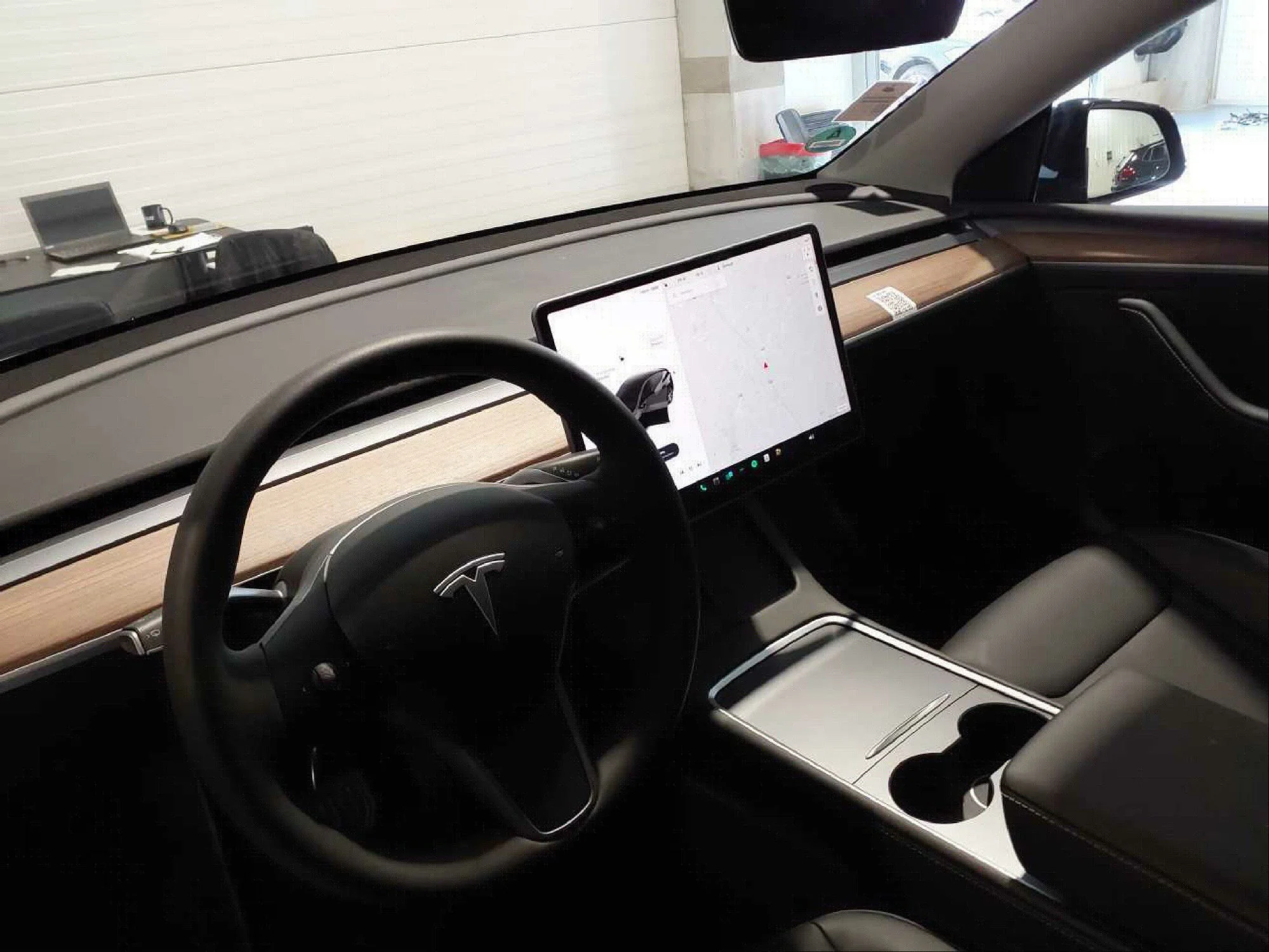 Tesla Model Y - AWD - Electric - Automatic - 514 hp - 5.374 km