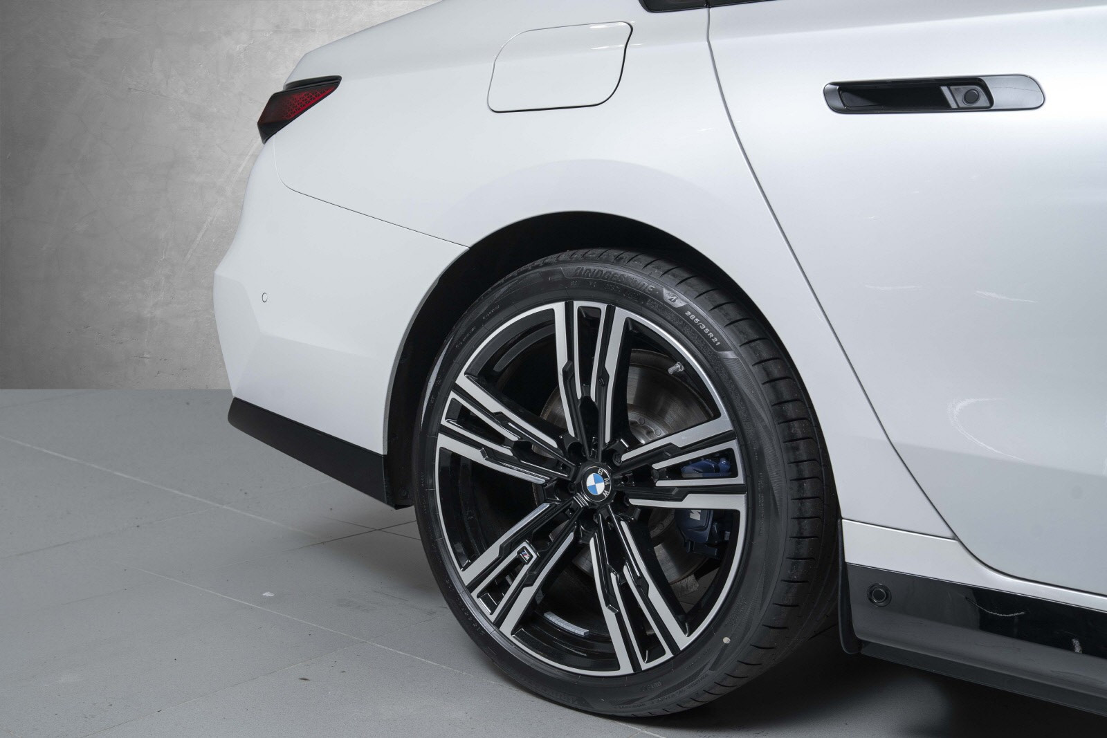 BMW i7