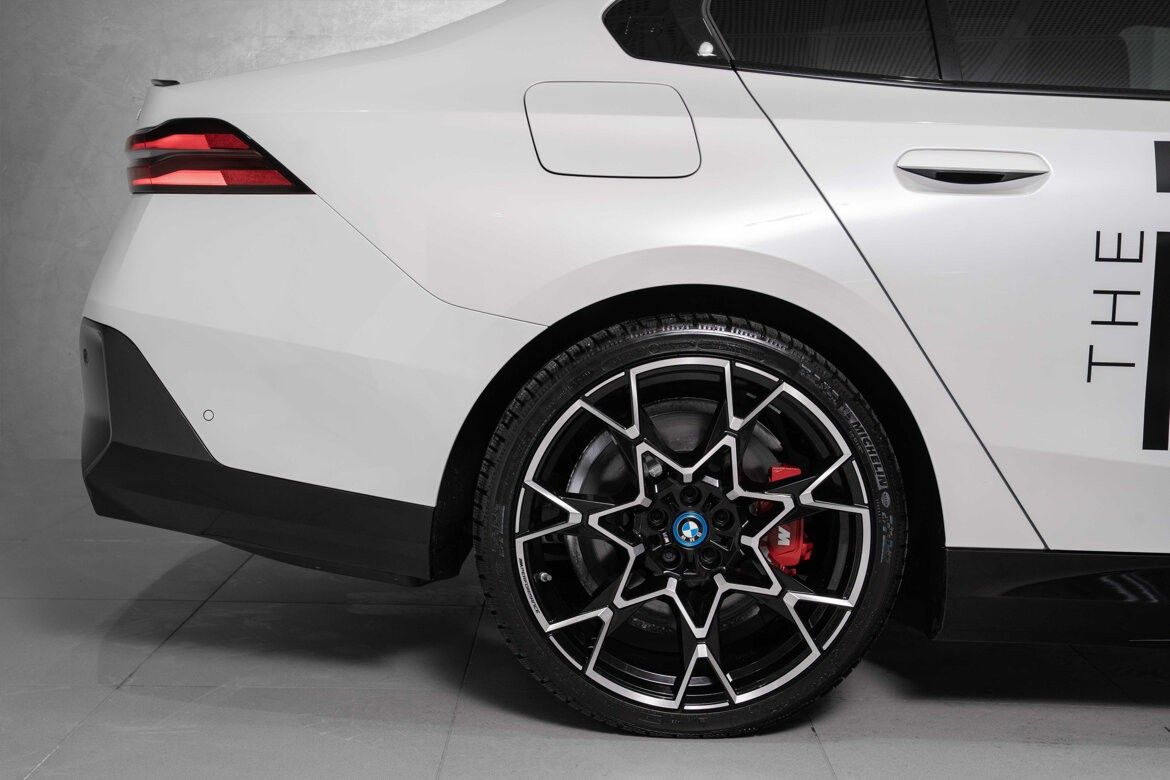 BMW i5 M60