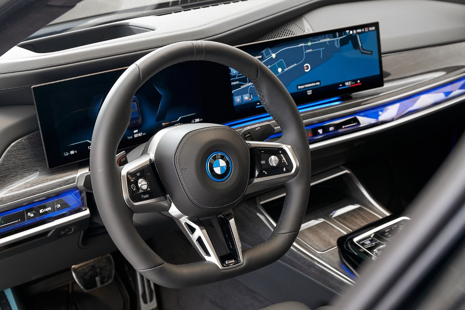 BMW i7