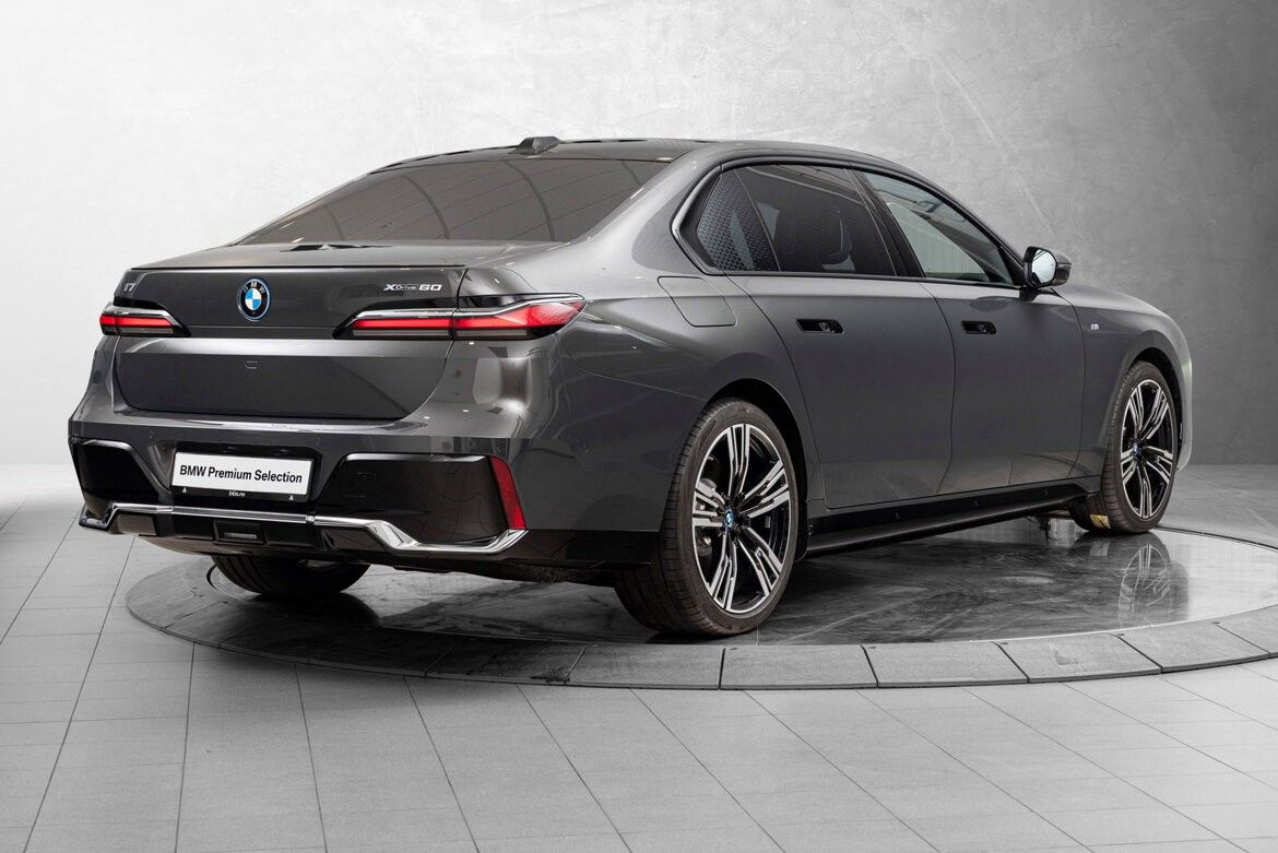 BMW i7