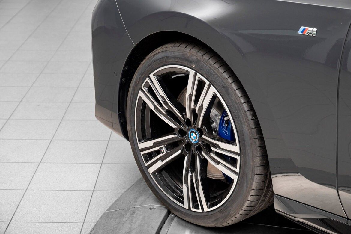 BMW i7