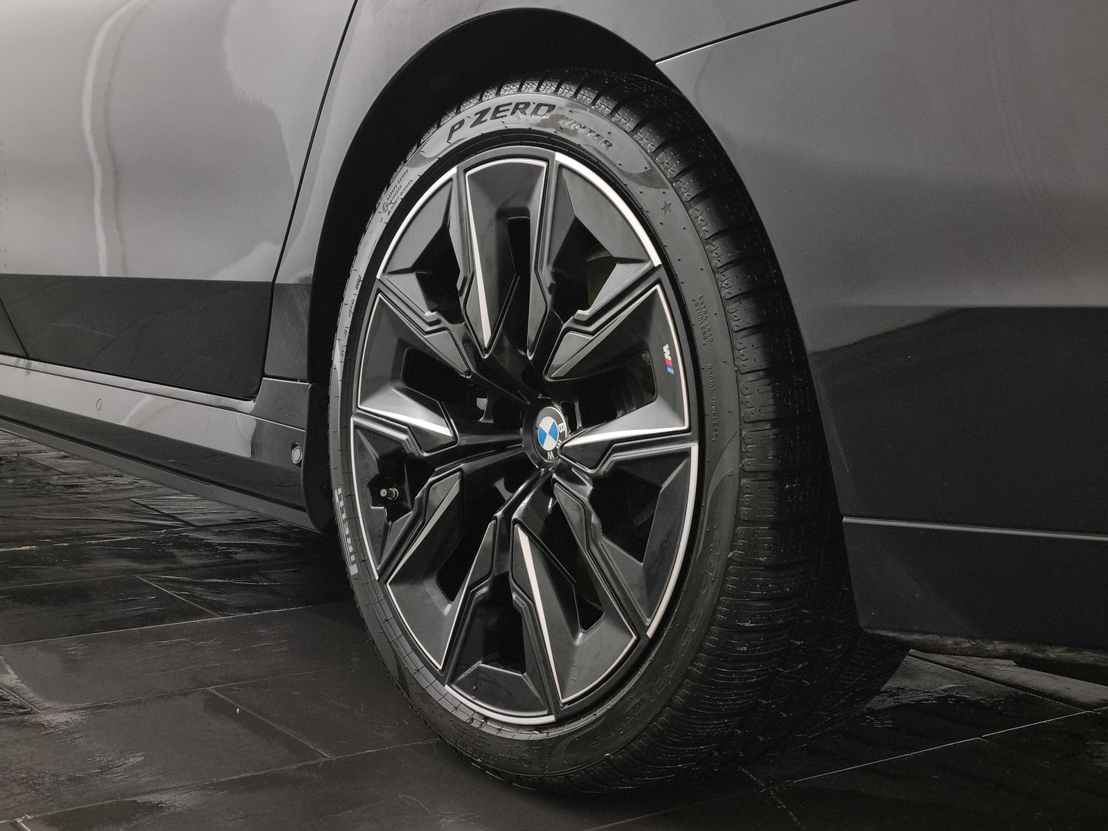 BMW i7