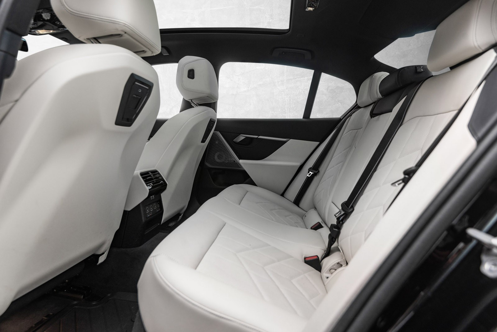 BMW i5 M60