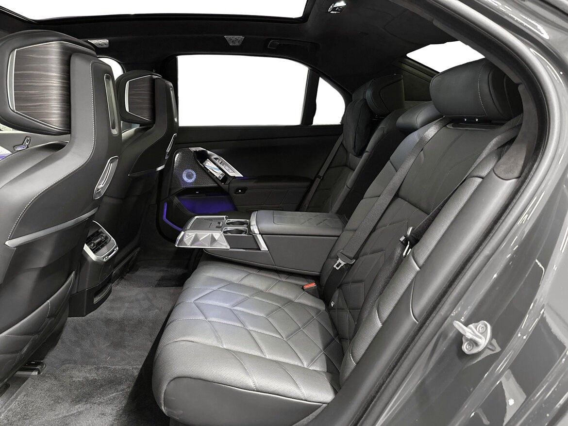 BMW i7