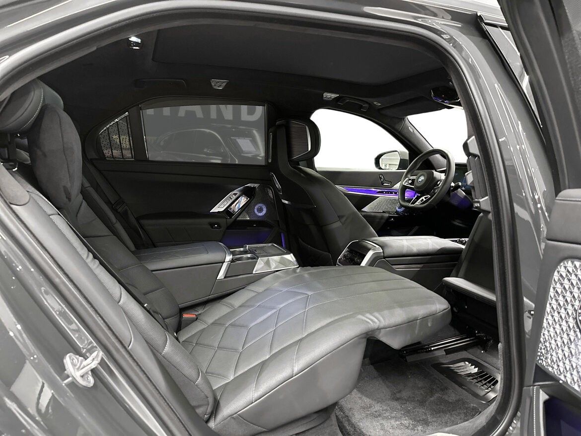 BMW i7