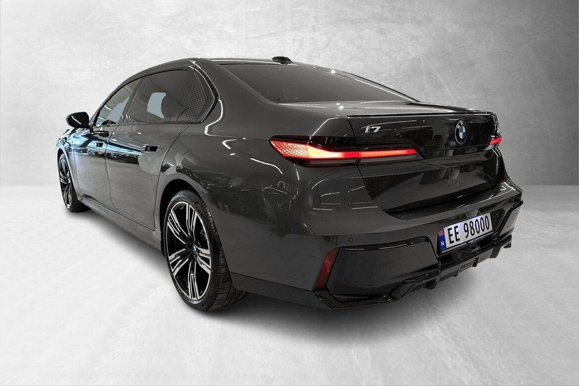 BMW i7