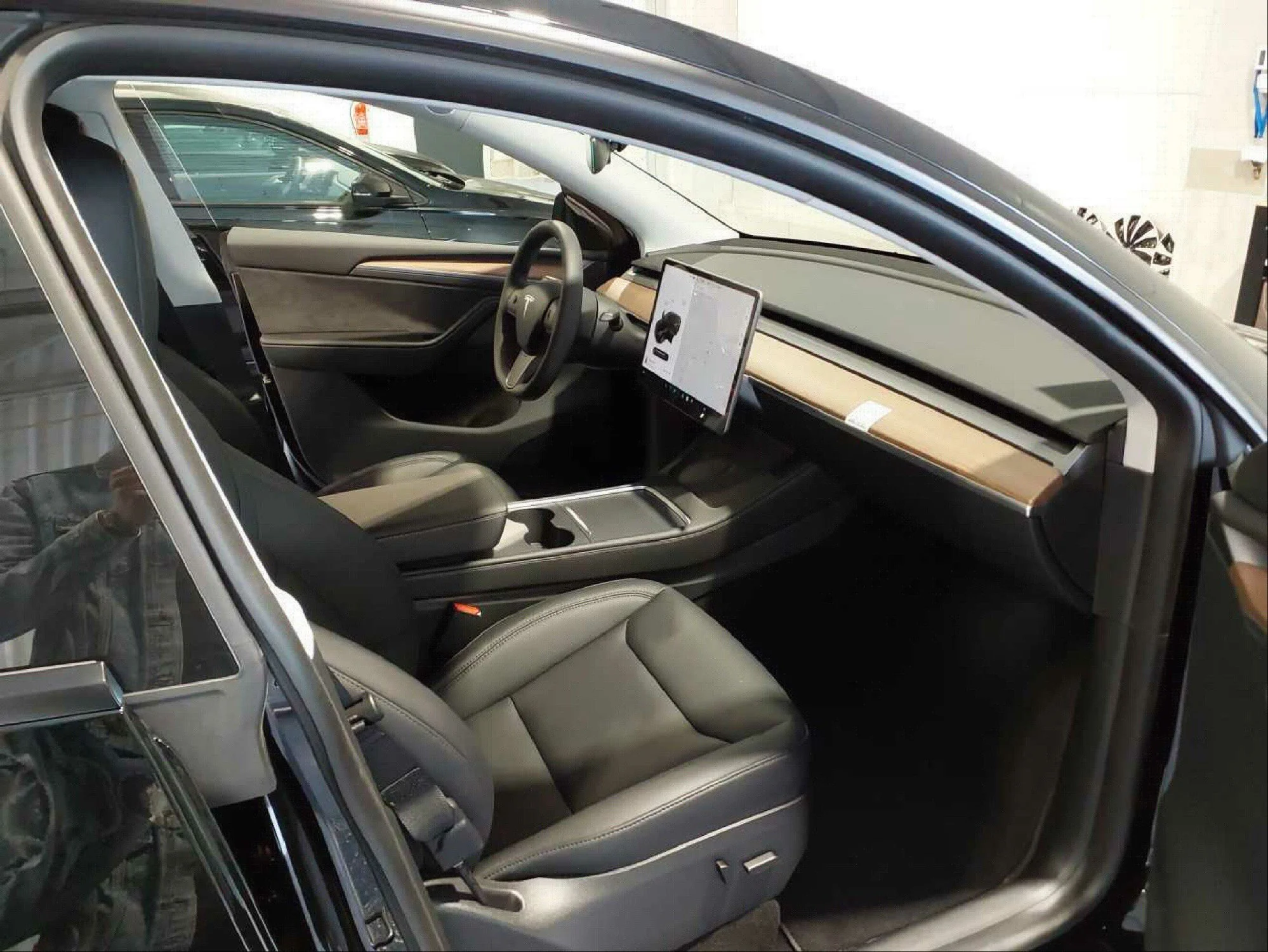 Tesla Model Y - AWD - Electric - Automatic - 514 hp - 5.374 km