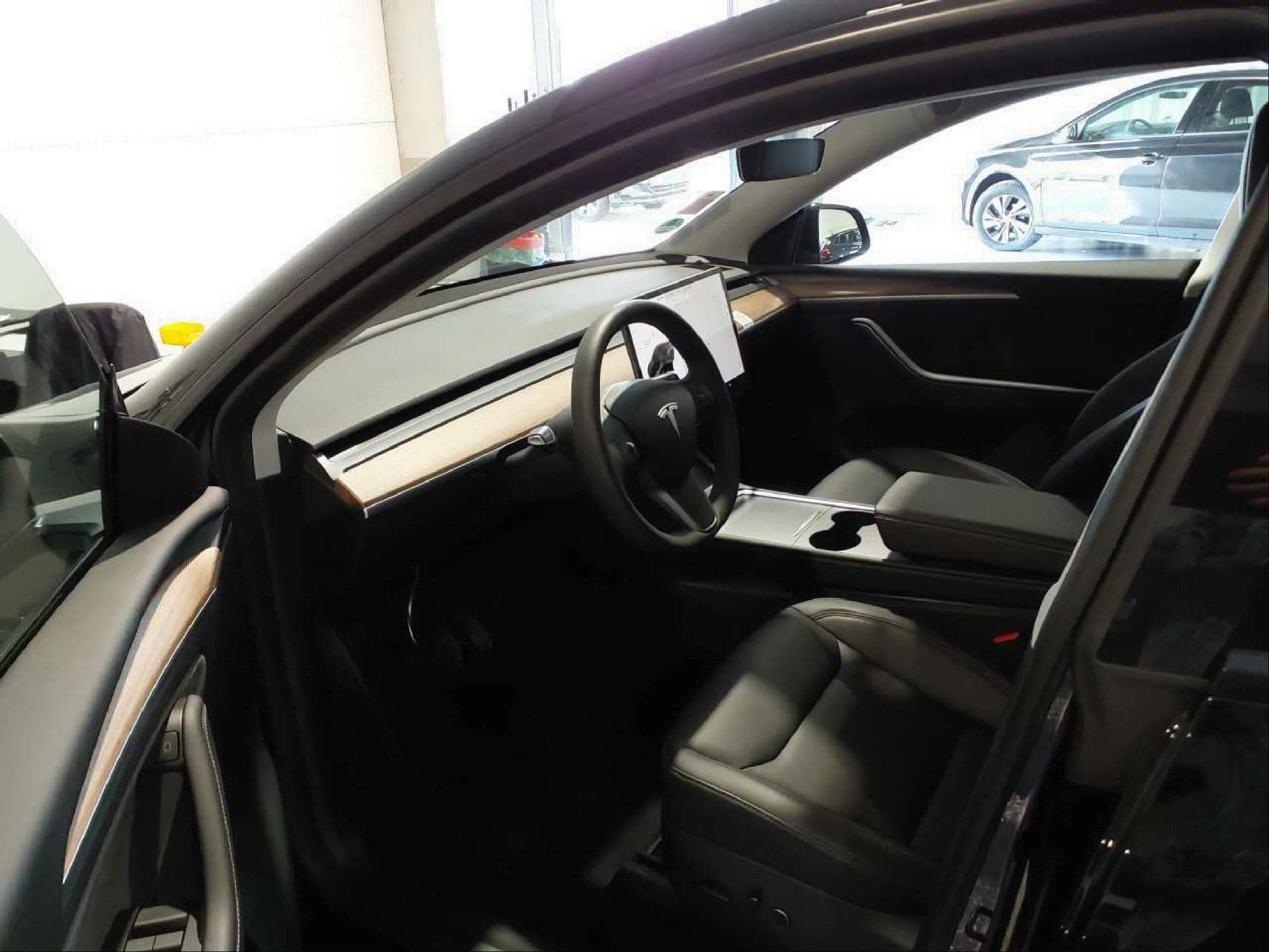 Tesla Model Y - AWD - Electric - Automatic - 514 hp - 5.374 km