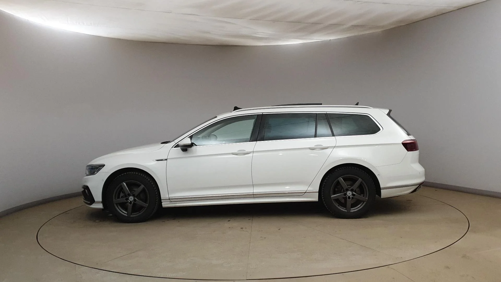 Volkswagen Passat Variant 2.0 TDI R-line - 4Motion - Дизельное топливо - Автоматическое - 200 hp - 59.573 km