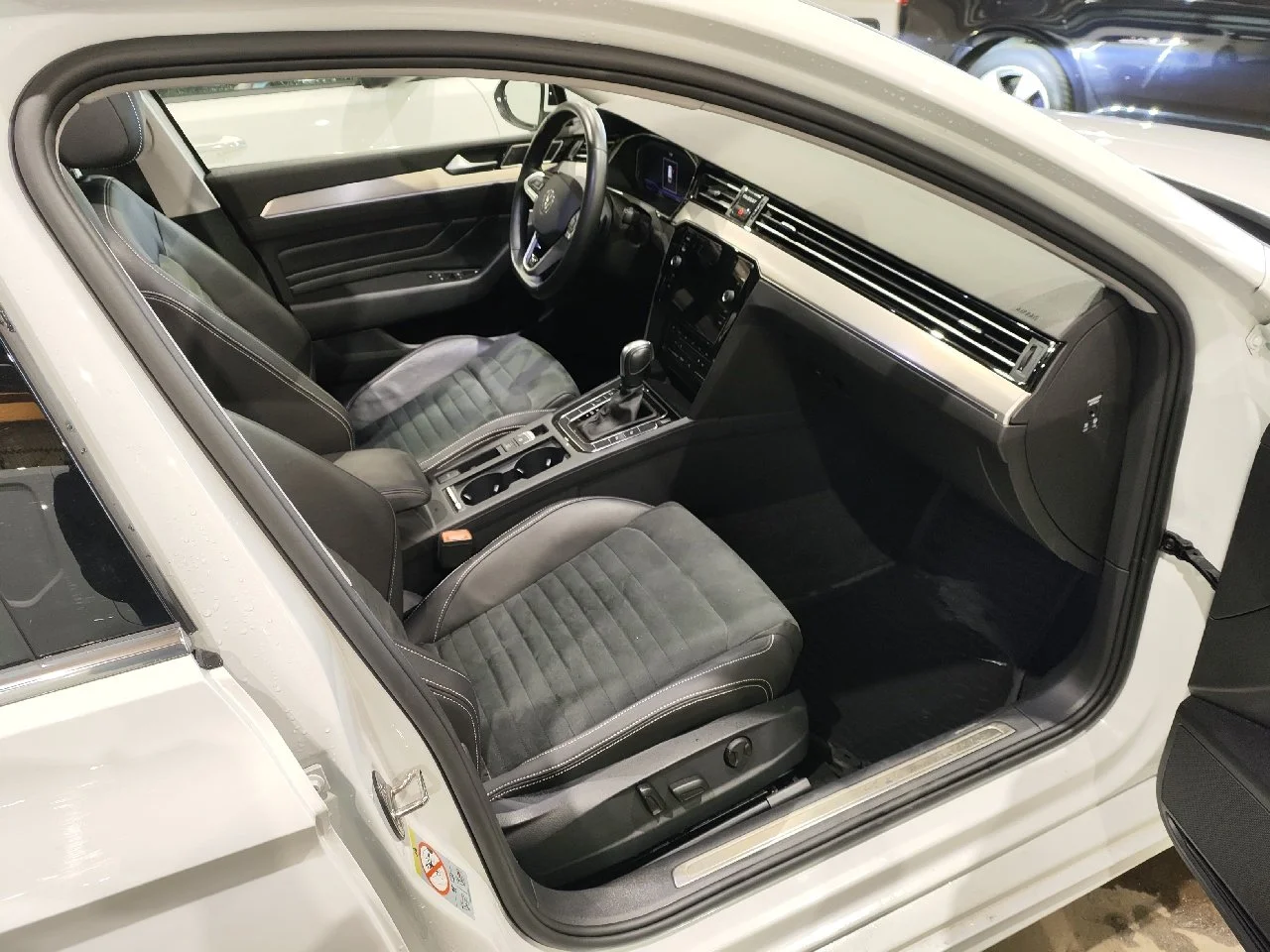 Volkswagen Passat Variant 2.0 TDI R-line - 4Motion - Дизельное топливо - Автоматическое - 200 hp - 59.573 km