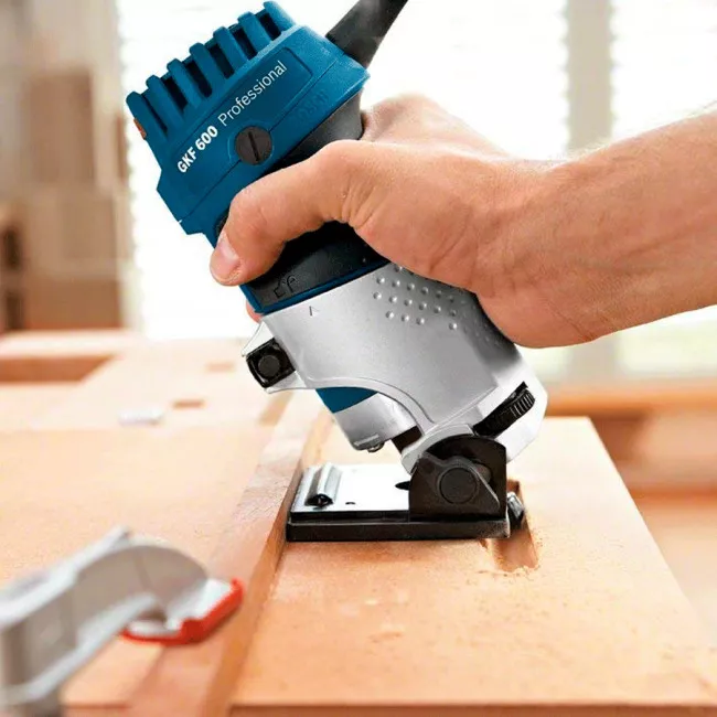 Фрезер Bosch GKF 600, 600Вт, 33000 об/мин, патрон 6/8 мм, 0.89 кг (0.601.60A.100)