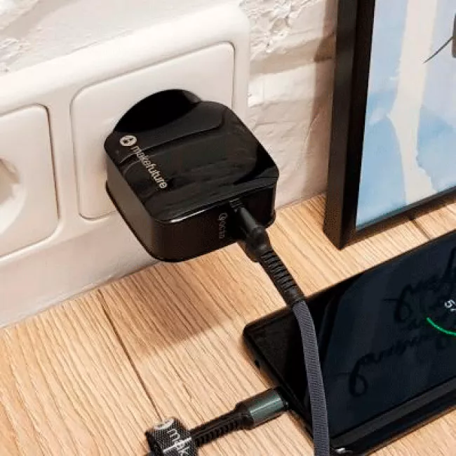 Зарядное устройство сетевое MakeFuture 1 USB (3A) Quick Charge Black (050032)